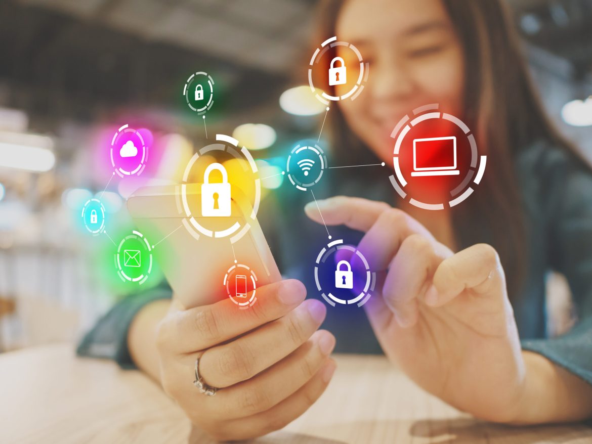 Frau mit Smartphone mit Symbolgrafik cybersecurity von angeschlossenen Geräten und persönlichen Dateninformationen