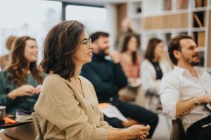 Eine Frau im Profil sitzt in einem Seminar.